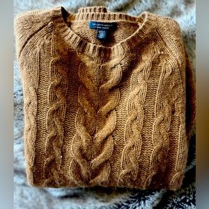 Beautiful and luxurious thick knit cashmere Saks 5th Avenue sweater size M